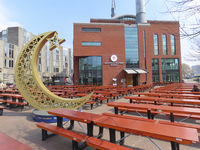 902889 Afbeelding van een een sculptuur van een grote maan op het Moskeeplein te Utrecht. Het plein is volgezet met ...